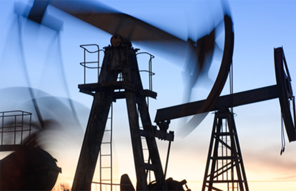 أسعار النفط مستقرة مع استمرار تخمة المعروض وتعزز الطلب